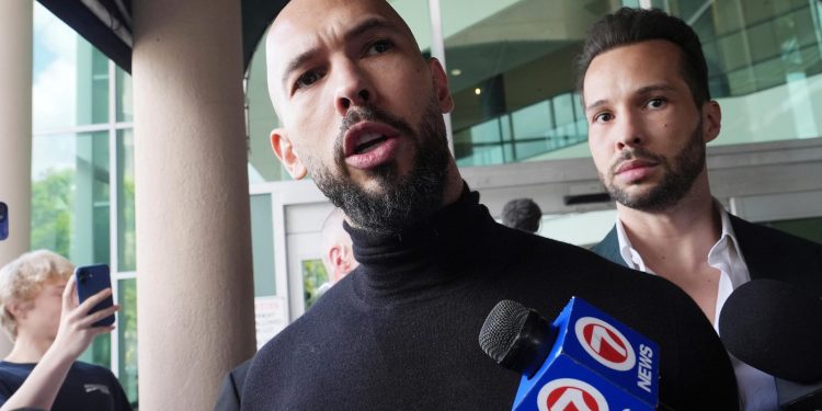 Omstreden influencer Andrew Tate en broer Tristan gearresteerd in Miami