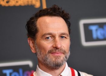 Acteur Matthew Rhys toont stijlvolle kracht van grijze baard
