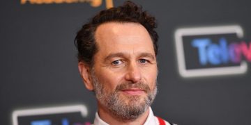 Acteur Matthew Rhys toont stijlvolle kracht van grijze baard
