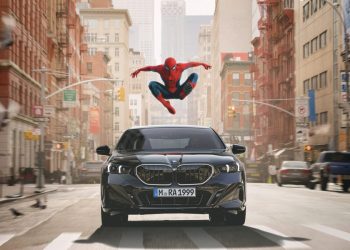 BMW oogst kritiek met Spider-Man-reclame op dashboard van auto's