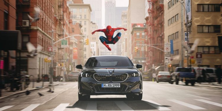 BMW oogst kritiek met Spider-Man-reclame op dashboard van auto's