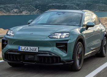 Elektrische Porsche Cayenne accelereert sneller dan moderne supercars