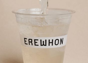 Erewhon lanceert 'heilig water' van 12 dollar zonder water