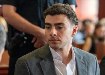 Luigi Mangione bekent schieten op zorgtopman in federale rechtbank