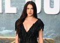 Margaret Qualley verrast op rode loper met 'naakte' Chanel-sandalen