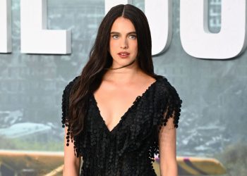 Margaret Qualley verrast op rode loper met 'naakte' Chanel-sandalen