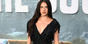 Margaret Qualley verrast op rode loper met 'naakte' Chanel-sandalen