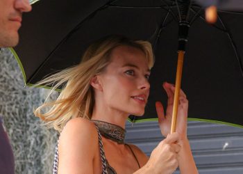 Margot Robbie toont in regenachtig Parijs hoe stijlvolle regenkleding werkt