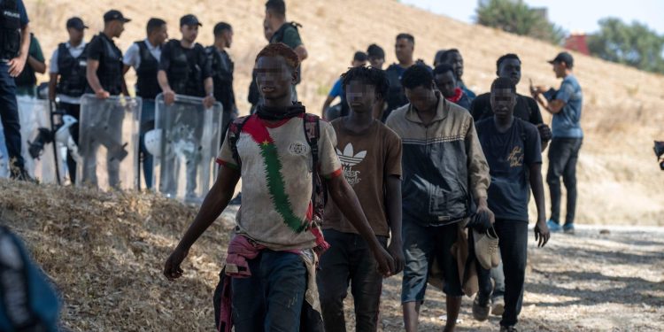 Marokko grijpt hard in bij Ceuta en zet Spaanse journalisten uit