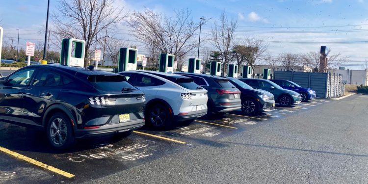 Walmart bouwt snel aan eigen snellaadnetwerk voor elektrische auto's